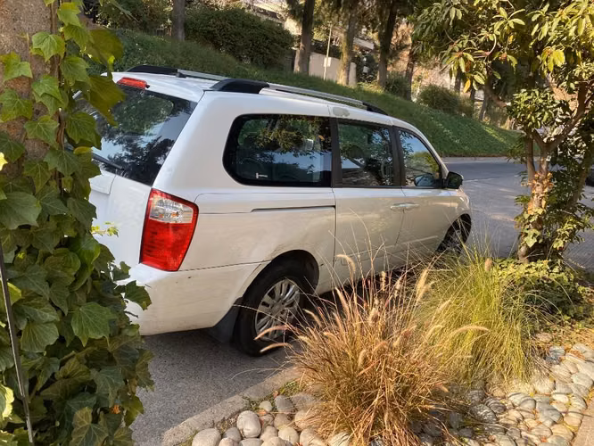 Kia Gran Carnival 2011