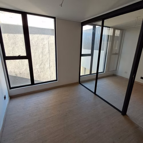 OFICINA REMODELADA EN PROVIDENCIA LISTA PARA USAR - Imagen 4