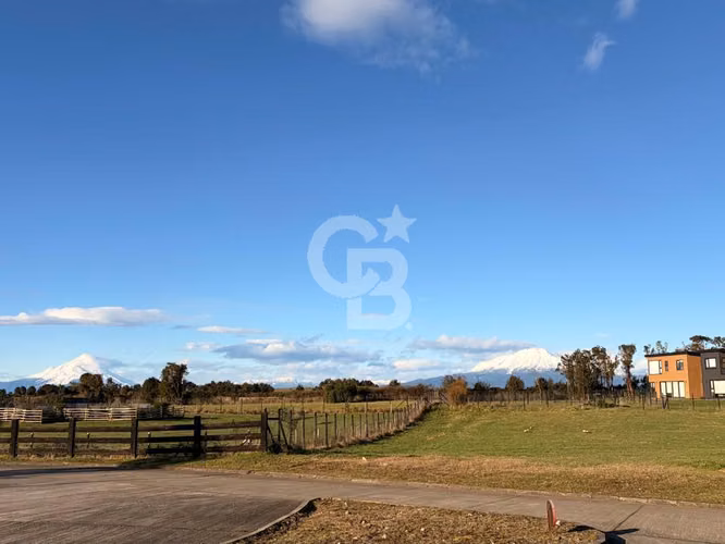 En exclusivo condominio con bosque y vista a volcanes
