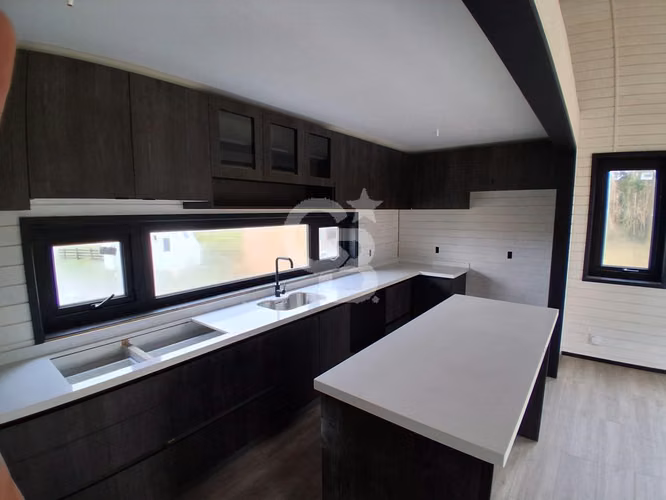 Moderna Casa con Vista a Volcanes y Amplia Terraza