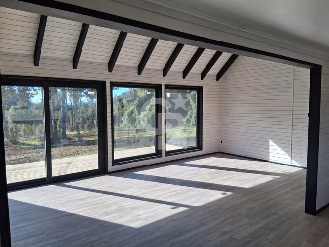 Moderna Casa con Vista a Volcanes y Amplia Terraza
