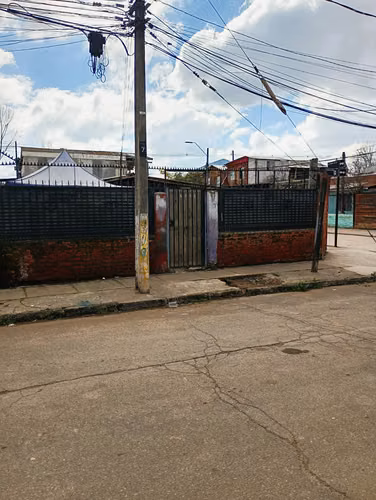 CASA ESQUINA EN VENTA EN CERRO NAVIA  200 M2 DE TERRENO