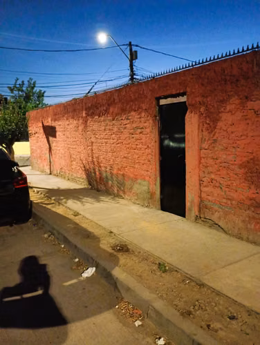 CASA ESQUINA EN VENTA EN CERRO NAVIA  200 M2 DE TERRENO