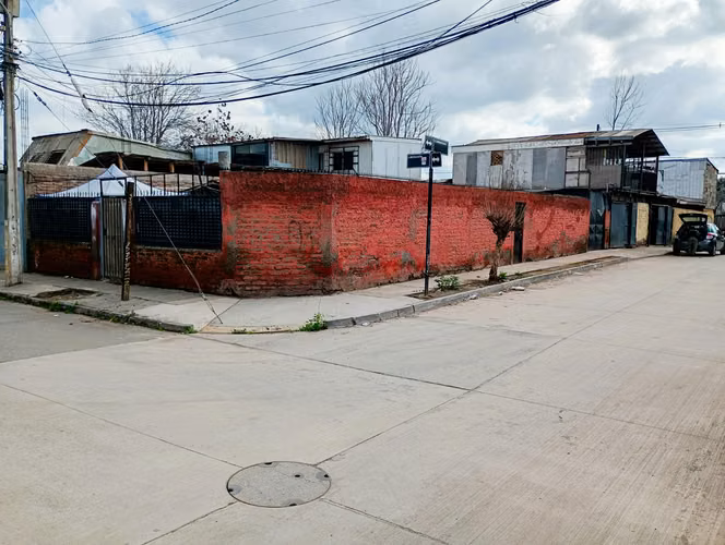 CASA ESQUINA EN VENTA EN CERRO NAVIA  200 M2 DE TERRENO