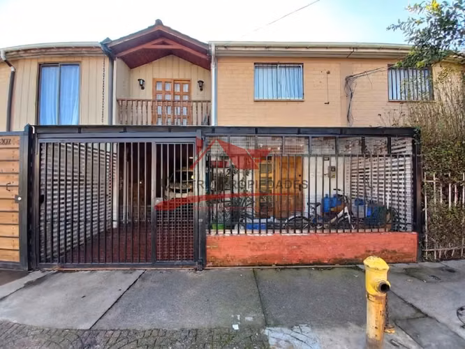 Casa de Dos Pisos Ampliada con 3 Dormitorios, 2 Baños, Comuna de Quilicura.