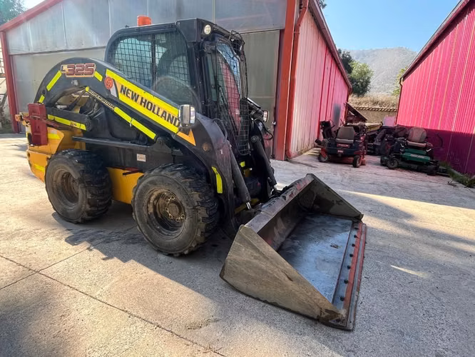 Mini cargador New Holland L325