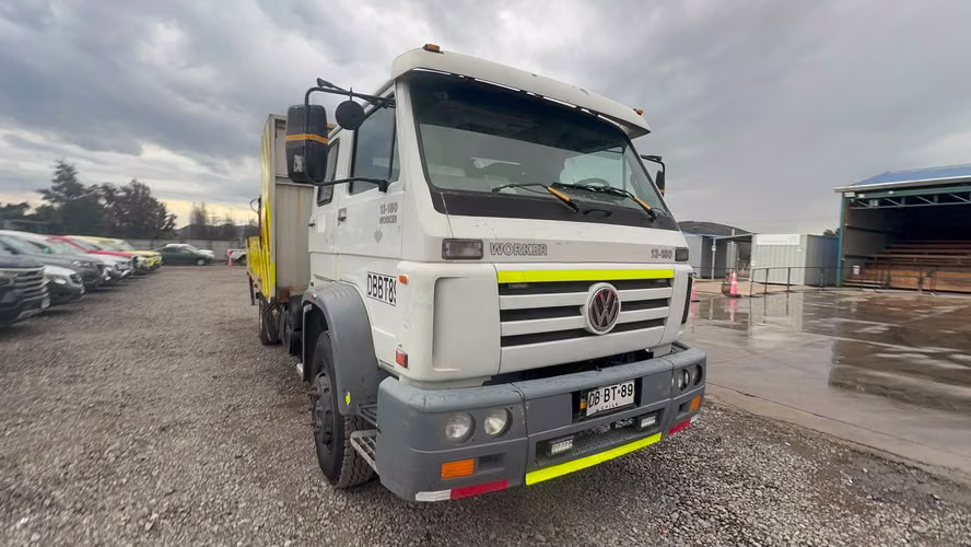 CAMION DOBLE CABINA CON PLUMA MARCA VOLKSWAGEN MODELO 13.180M AÑO 2011
