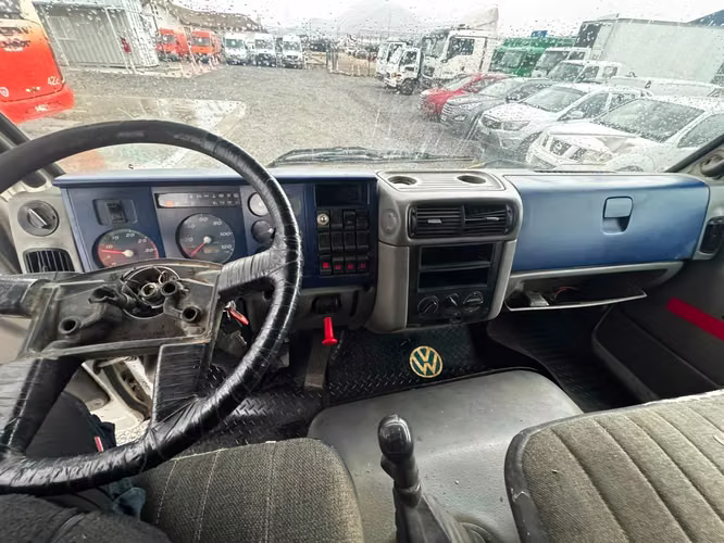CAMION DOBLE CABINA CON PLUMA MARCA VOLKSWAGEN MODELO 13.180M AÑO 2011