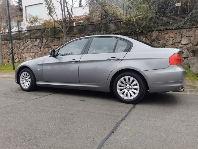 BMW 318IA 2009 — Sólo 97.800 km — Mantenciones al día
