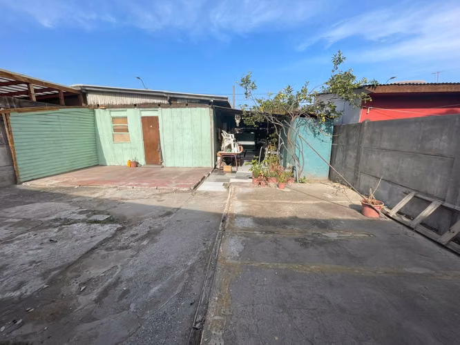 SE VENDE CASA SOLIDA CON AMPLIO TERRENO