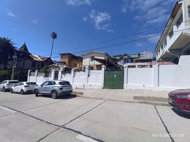 Edificio en zona residencial. Amplio terreno (73822) - Imagen 2
