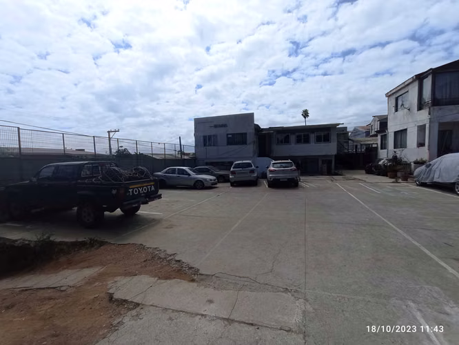Edificio en zona residencial. Amplio terreno (73822) - Imagen 3
