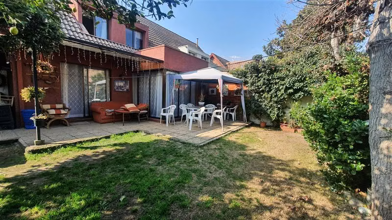 Casa en arriendo de 3 dorm. 2 baños, patio en Peñalolén