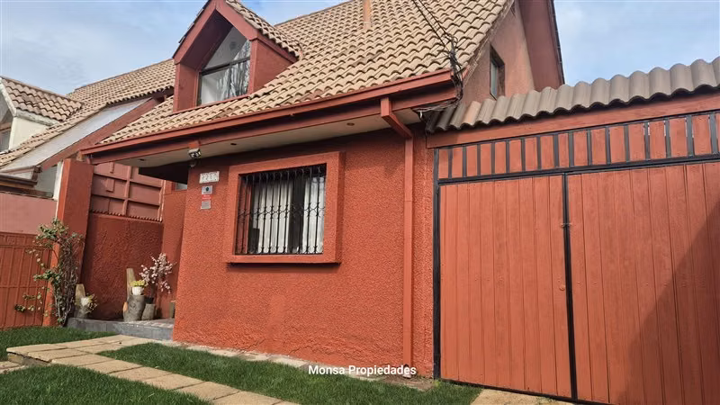 Casa en arriendo de 3 dorm. 2 baños, patio en Peñalolén