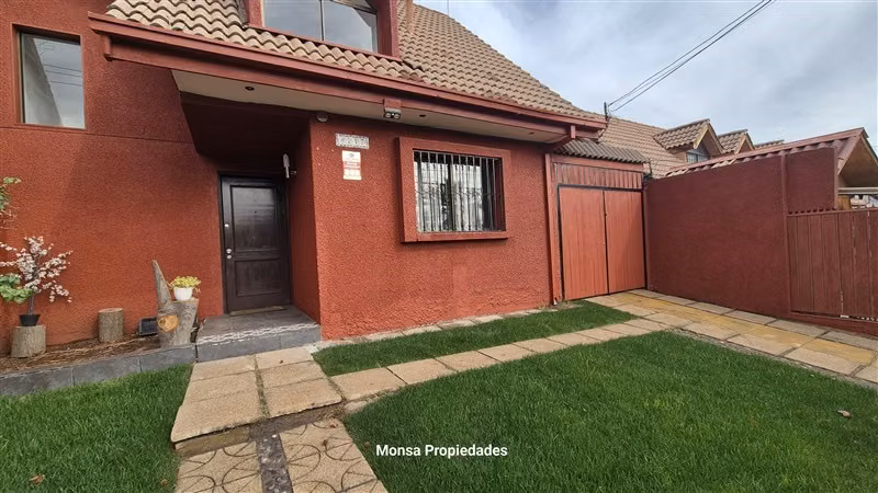 Casa en arriendo de 3 dorm. 2 baños, patio en Peñalolén