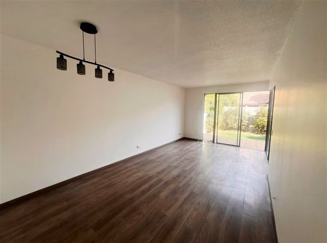 Casa en arriendo de 3 dorm. 2 baños, patio en Peñalolén