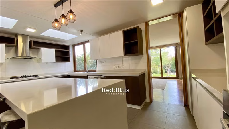 Casa en arriendo de 5 dorm. en Laguna Piedra Roja