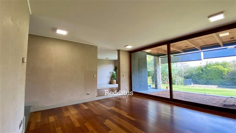 Casa en arriendo de 5 dorm. en Laguna Piedra Roja