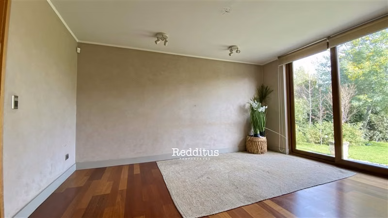 Casa en arriendo de 5 dorm. en Laguna Piedra Roja