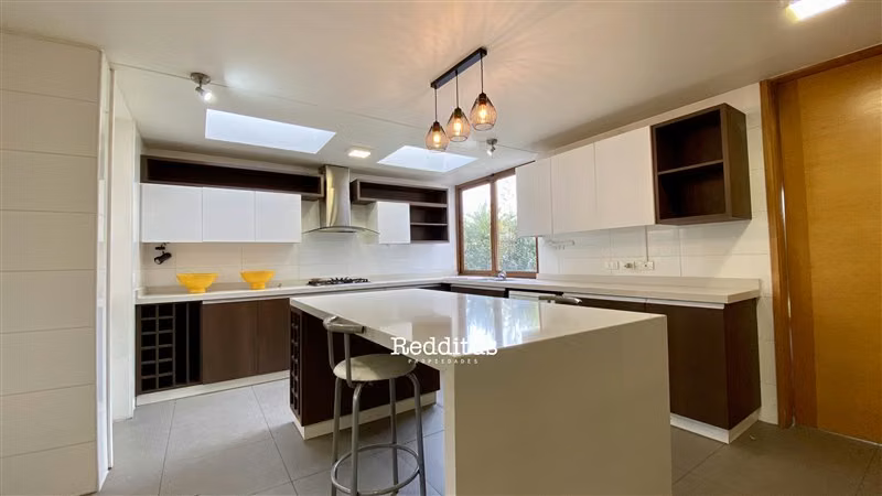 Casa en arriendo de 5 dorm. en Laguna Piedra Roja