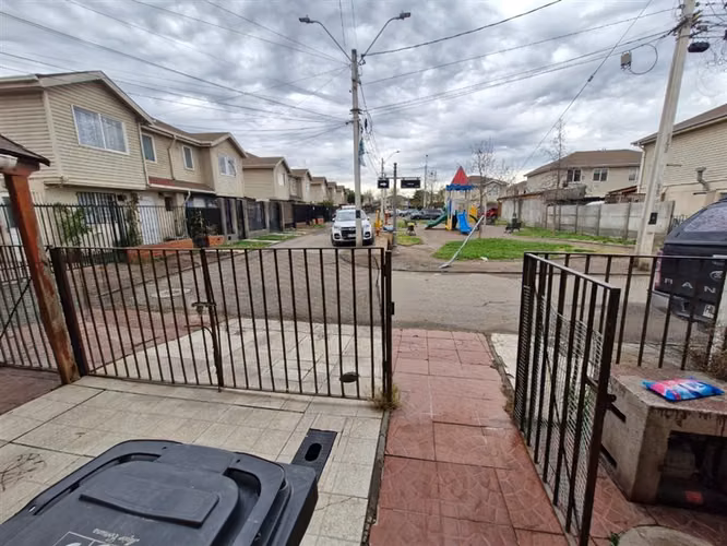 Casa en Venta 4D + 3B + 2E frente a Plaza Padre Hurtado