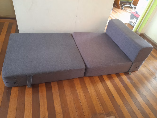 Cama de madera nueva y colchon de espuma 1.5 plaza