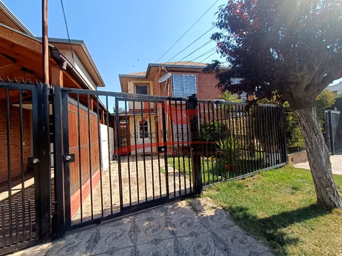 Hermosa Casa de Dos Pisos completamente solida, 3 Dormitorios, 2 Baños, Quilicura.