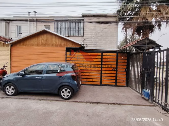 Hermosa Casa Esquina de Dos Pisos, 4 Dormitorios, 2 Baños, Quilicura.