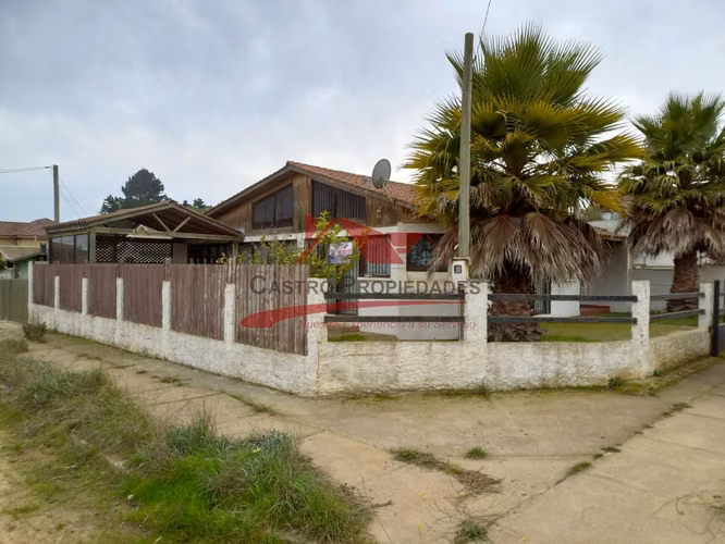 Hermosa Casa de Esquina con 3 Dormitorios, 1 Baño, Algarrobo, V Region
