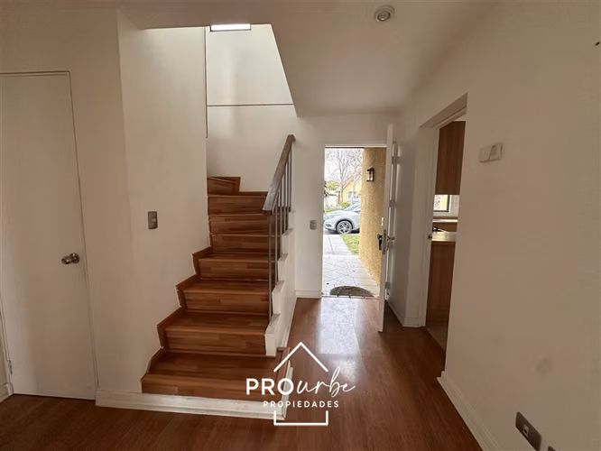 Hermosa casa Condominio sector Quebrada de Macul 4D/3B