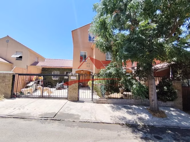 Hermosa Casa de Tres Pisos con 6 Dormitorios, 4 Baños, Quilicura.