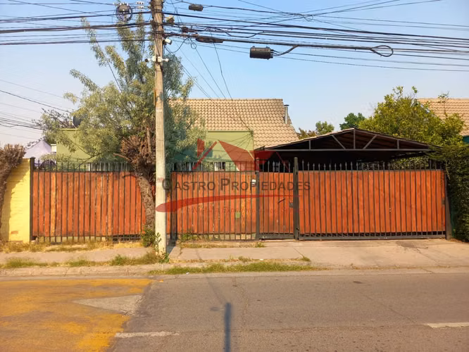 Casa de Esquina Aislada con 4 Dormitorios, 2 Baños, Quilicura.
