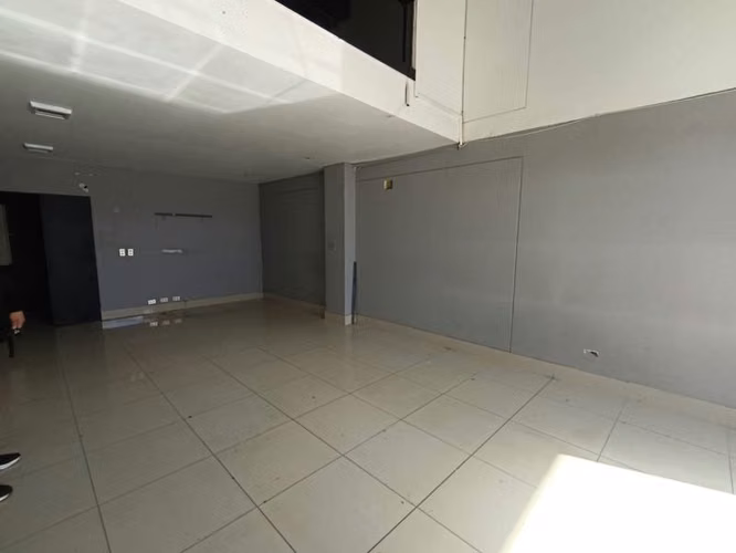 Destacado Local Comercial de 4 Pisos en Pleno Patronato – Recoleta