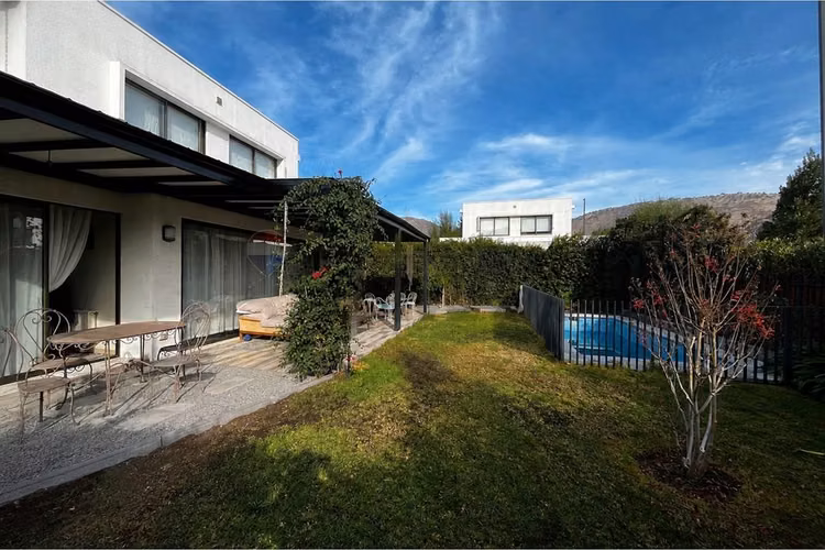 Casa mediterránea a pasos de alianza francesa
