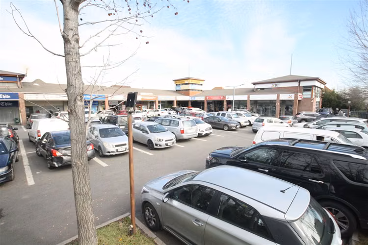 LOCAL COMERCIAL Av. Consistorial // Av. Los Presidentes