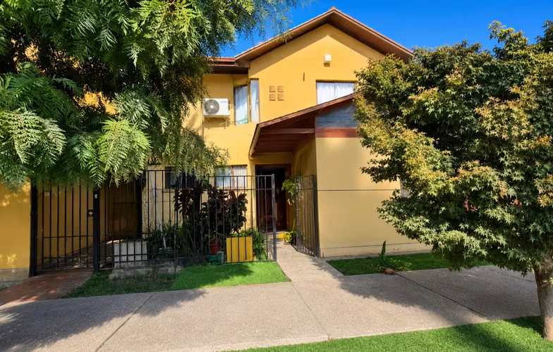 VENTA HERMOSA CASA EN AVENIDA, ESTACIONAMIENTO Y PATIO