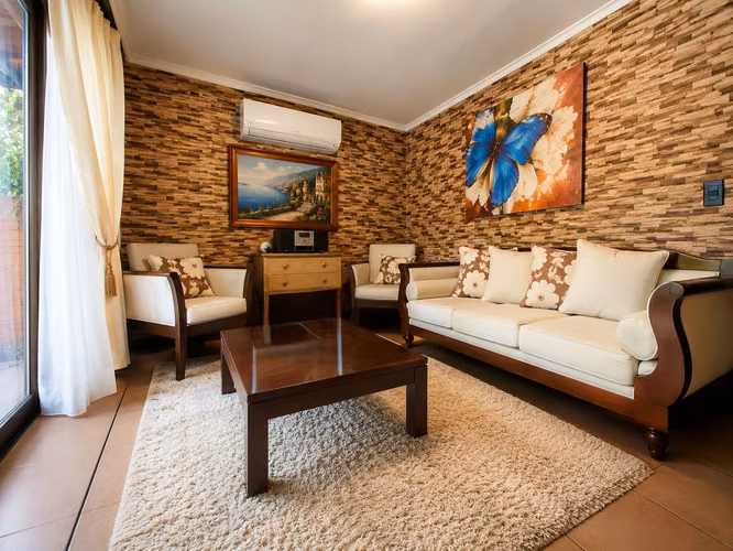 VENTA HERMOSA CASA EN AVENIDA, ESTACIONAMIENTO Y PATIO