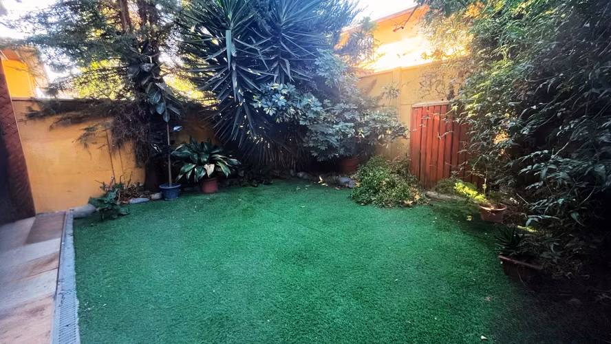 VENTA HERMOSA CASA EN AVENIDA, ESTACIONAMIENTO Y PATIO