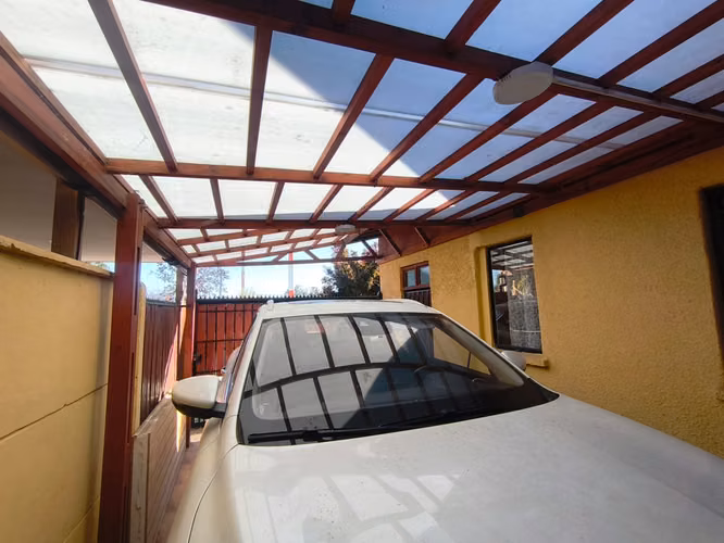 VENTA HERMOSA CASA EN AVENIDA, ESTACIONAMIENTO Y PATIO