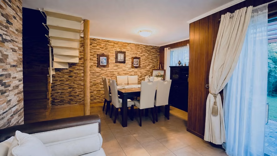VENTA HERMOSA CASA EN AVENIDA, ESTACIONAMIENTO Y PATIO