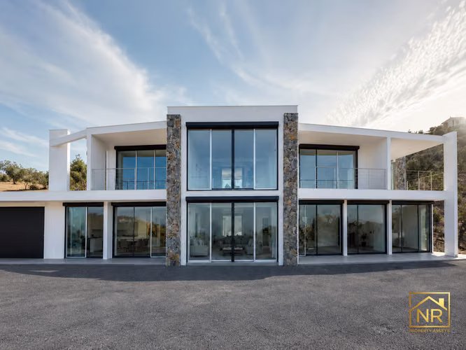 EXCLUSIVA CASA DE DISEÑO EN CHICUREO CON VISTAS PANORÁMICAS