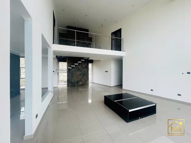 EXCLUSIVA CASA DE DISEÑO EN CHICUREO CON VISTAS PANORÁMICAS