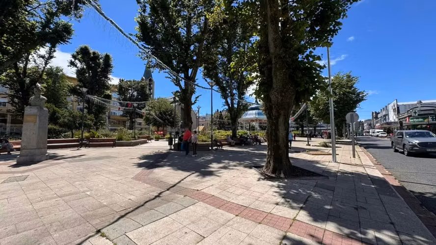 EDIFICIO COMERCIAL DE 4 PISOS FRENTE A PLAZA DE VALDIVIA