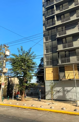 Terreno comercial con contrato de arriendo vigente patio de Food Truck