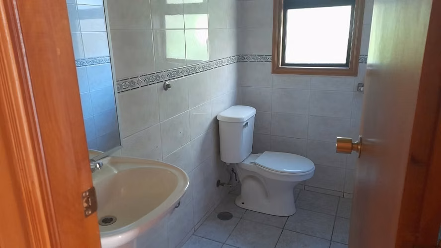 VENDO AMPLIA CASA CON 800 M2 TERRENO SECTOR KRAHMER - Imagen 10