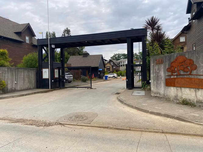 Se vende amplia casa en Isla teja