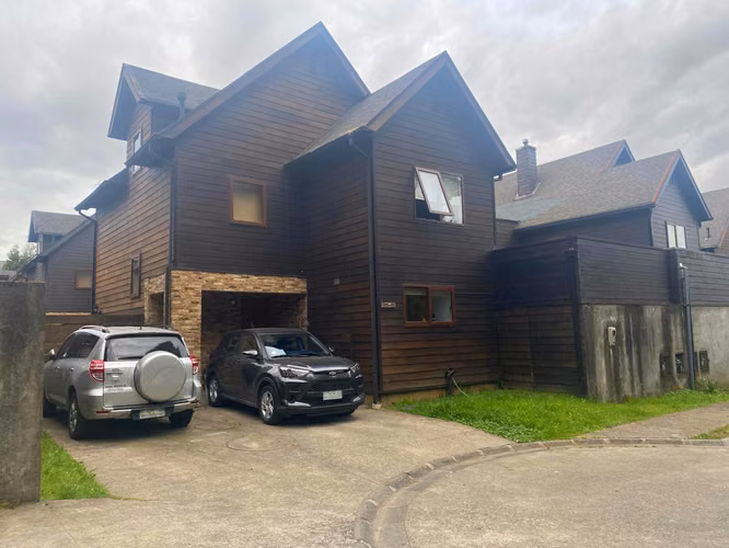 Se vende amplia casa en Isla teja