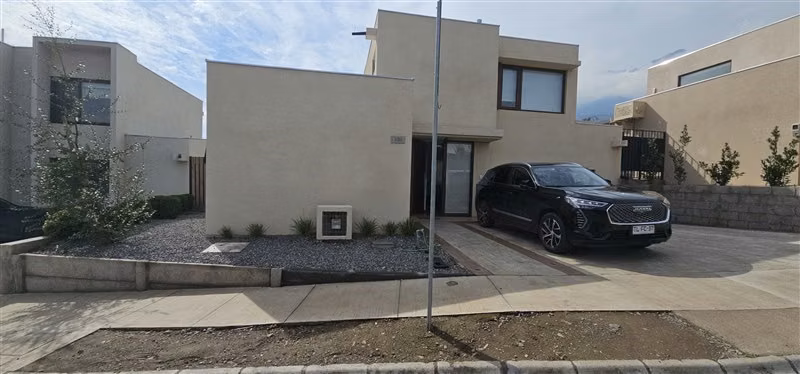 Casa en venta de 4 dorm. en Peñalolén