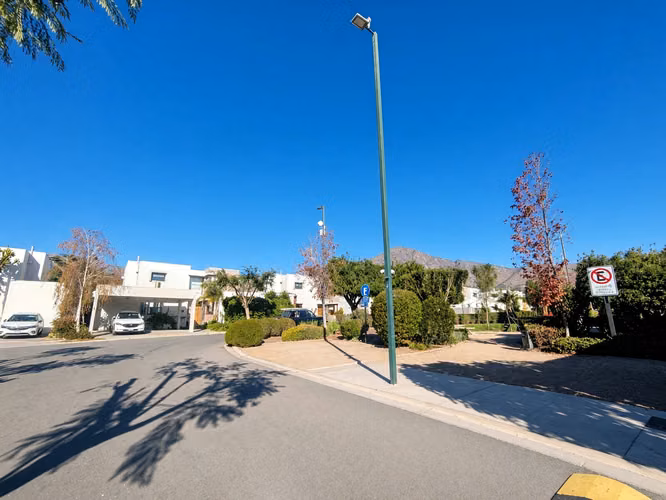 Casa 5D/4B en condominio con piscina y quincho - Chicureo