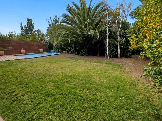 Casa 5D/4B en condominio con piscina y quincho - Chicureo